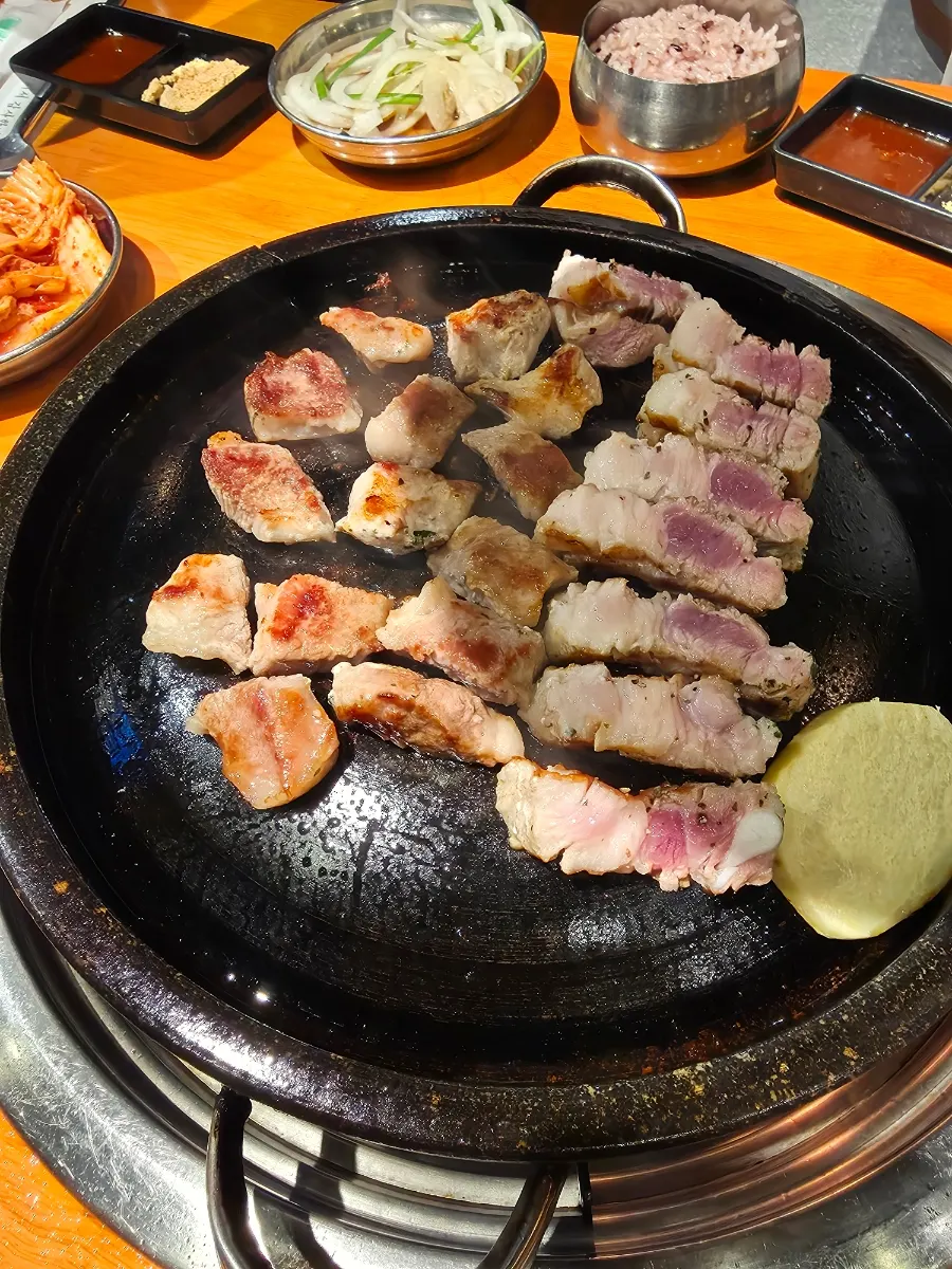 직원이 구워 먹기 좋게 자른 고기