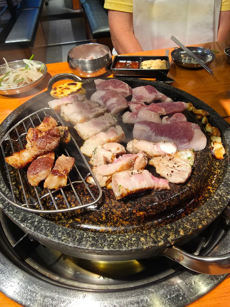 소스와 함께 즐기는 구운 고기
