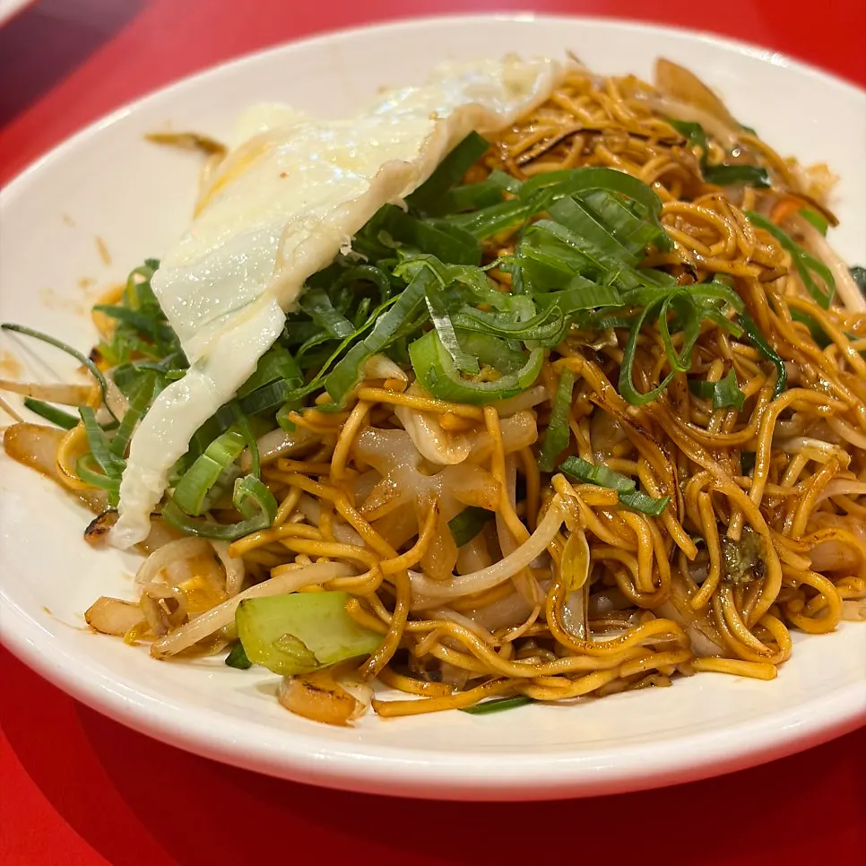 Egg noodles with bean sprouts and vegetables
