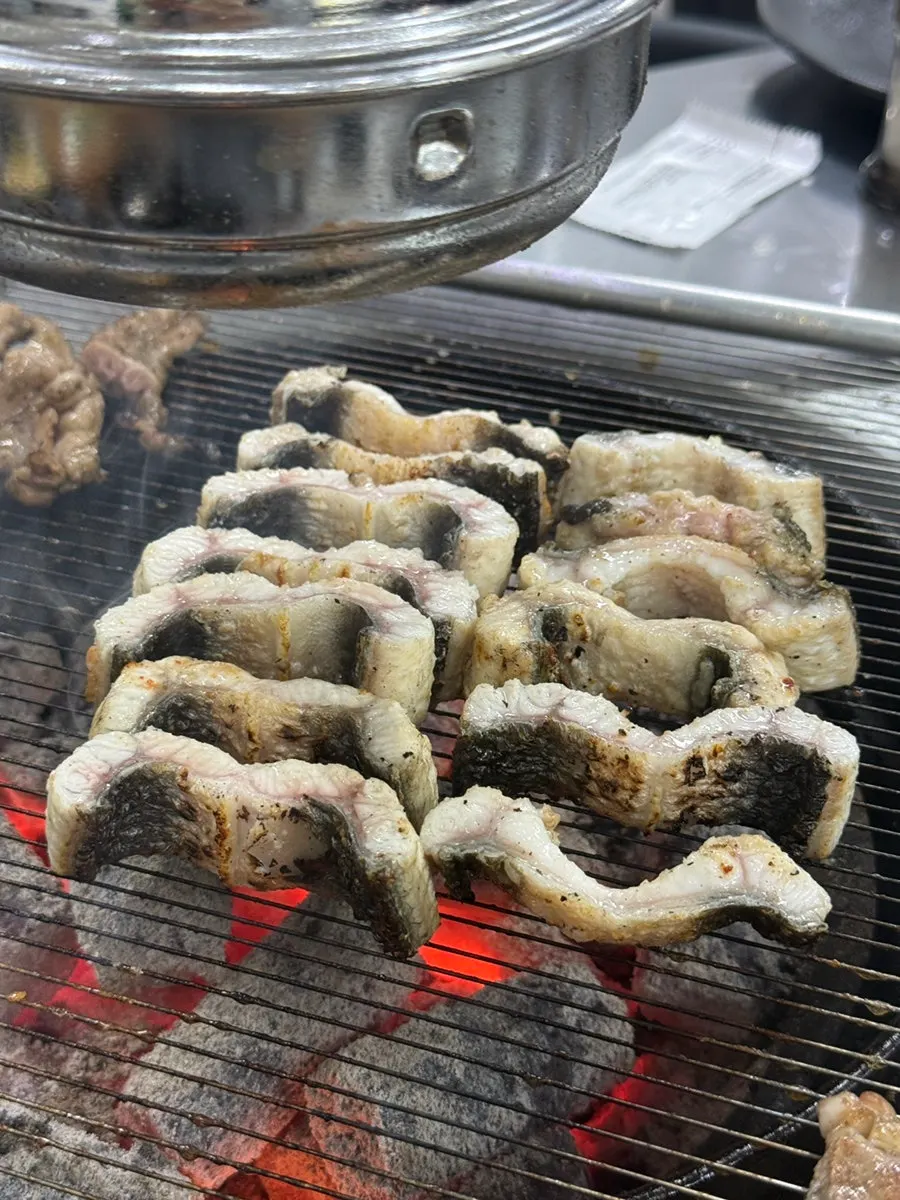 炭火の網の真ん中に載せたうなぎ