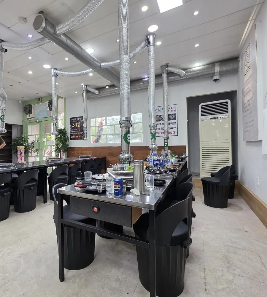 Interior of Songnim Bok Suwon Main Branch with spacious tables
