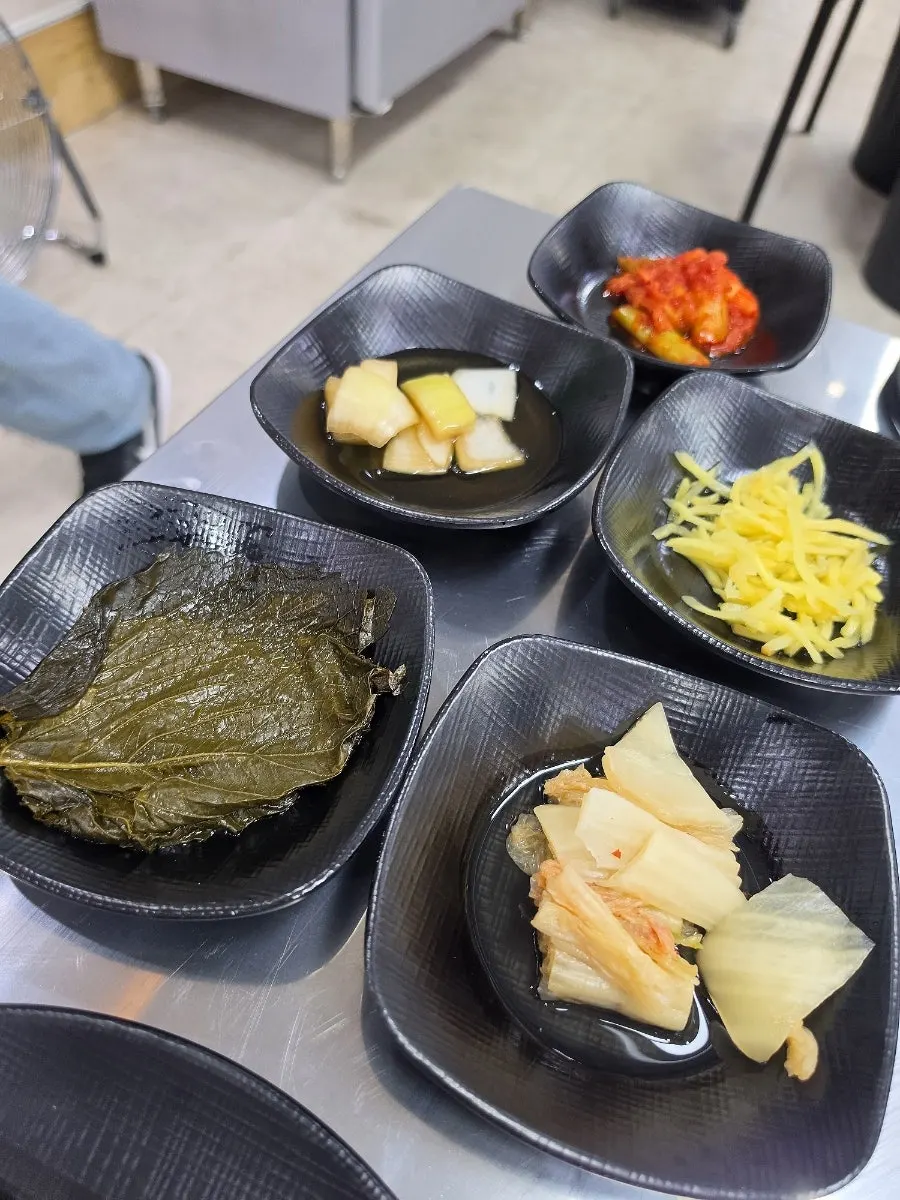 Side dishes of shredded ginger and pickled perilla leaves