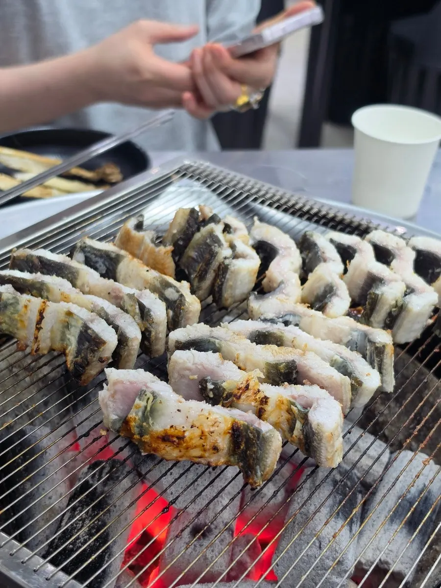 Charcoal-grilled eel wrapped in lettuce