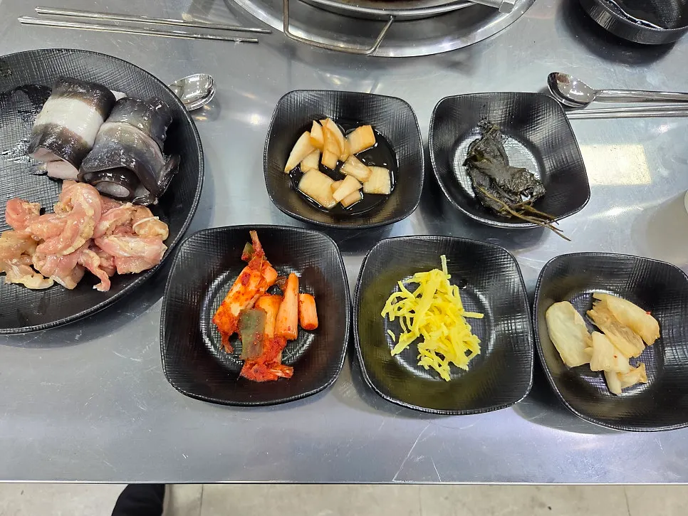 셀프바에서 담아온 기본반찬 접시