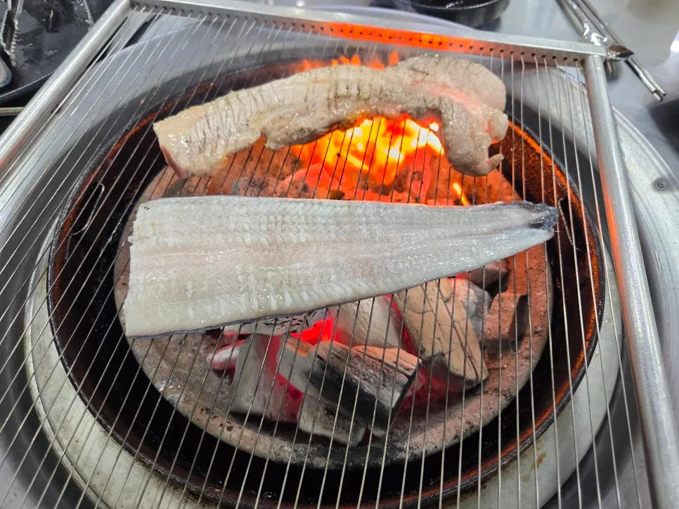 접시에 담긴 손질된 민물장어