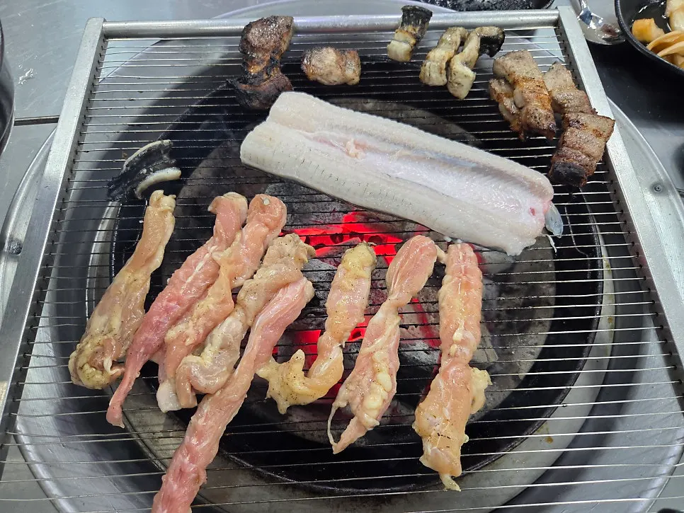 숯불 위에 올린 장어와 고기