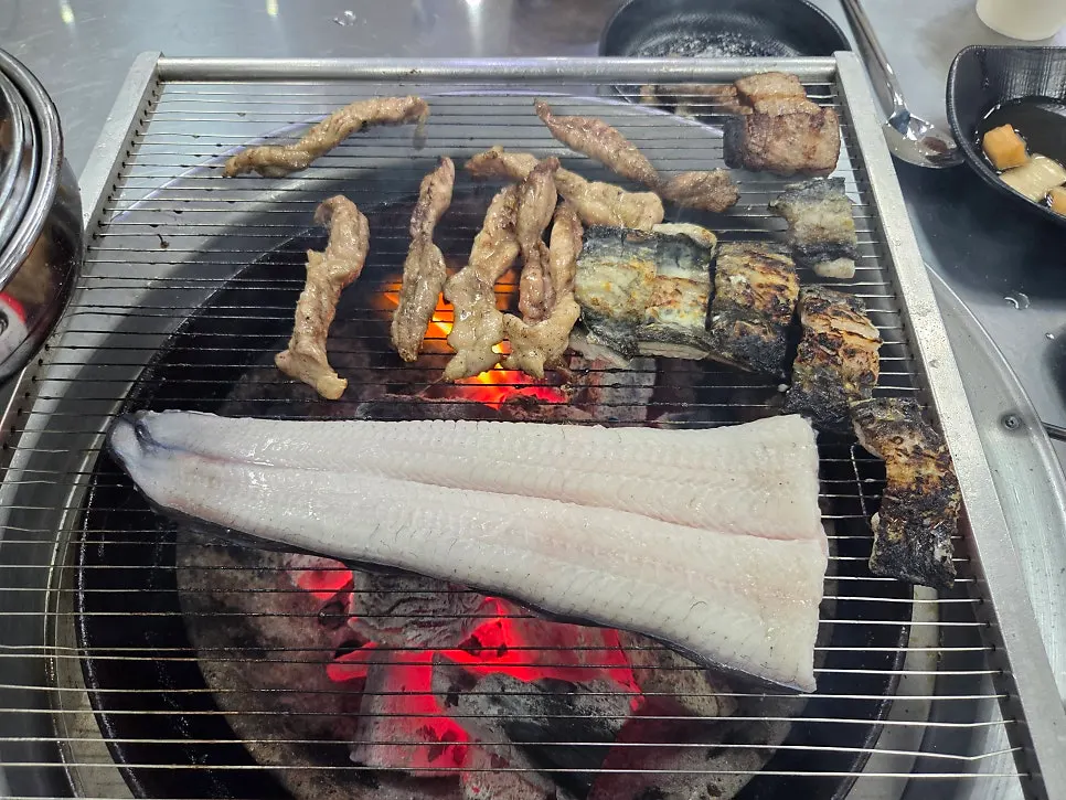 숯불 불판에서 익어가는 민물장어
