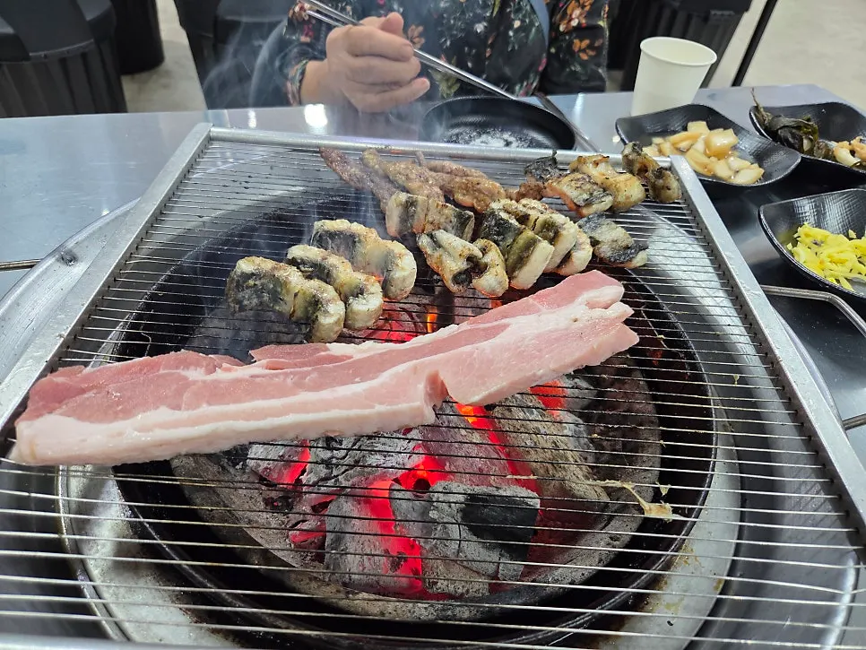 노릇하게 구워지는 장어와 삼겹살