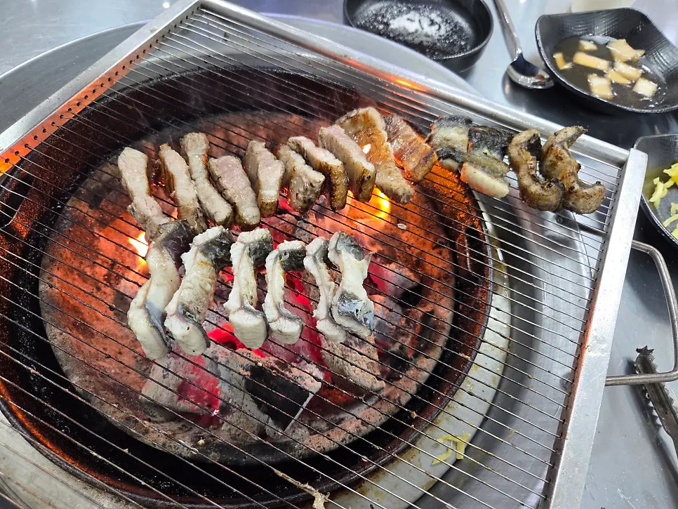 숯불에 노릇하게 구운 장어 한 점
