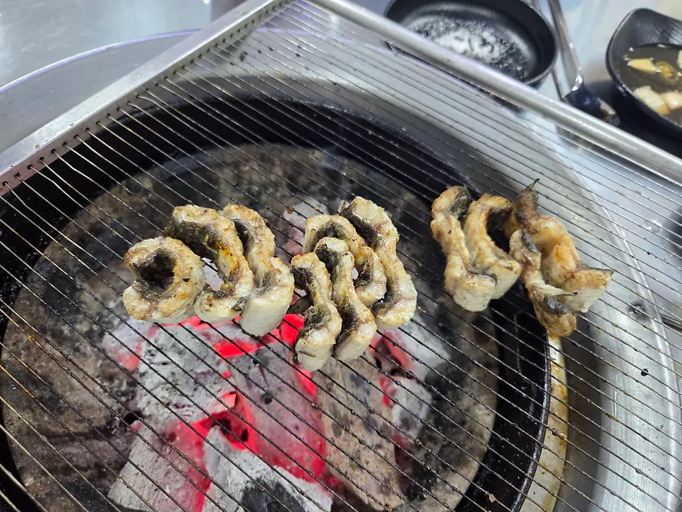 부드럽게 익은 장어와 곁들임 채소