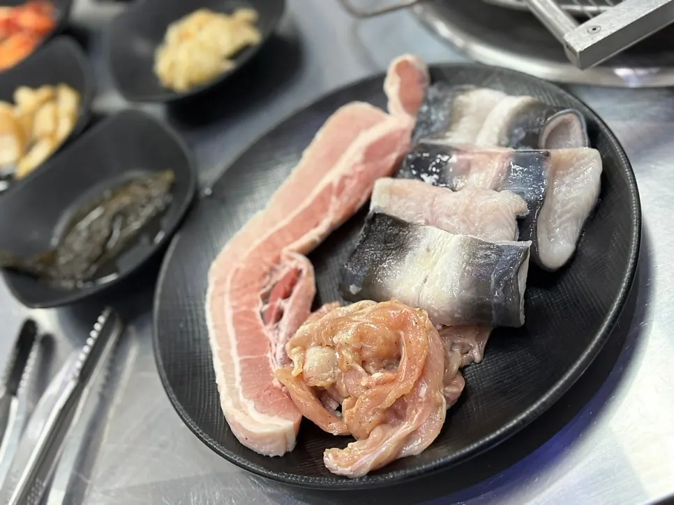 테이블 간격이 넓은 단체모임용 매장 내부