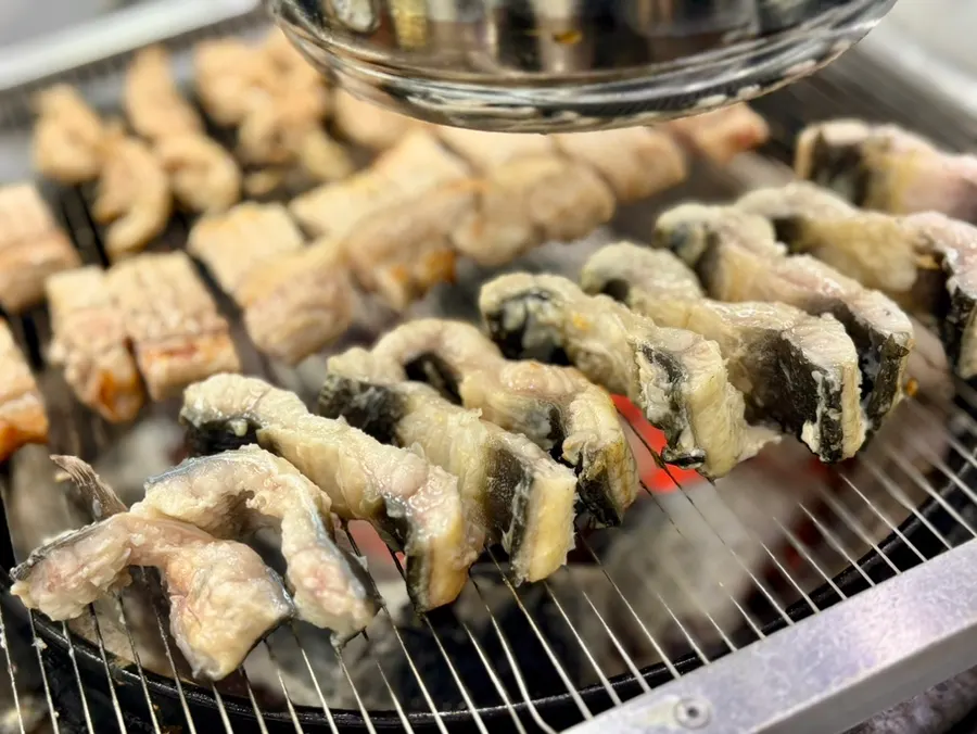 쌈채소와 밑반찬이 채워진 샐러드바