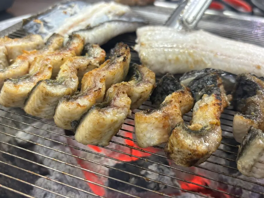 단면까지 노릇하게 구운 통통한 장어