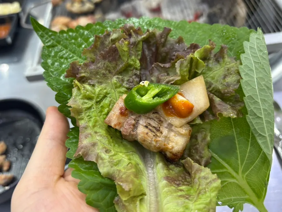 장어와 함께 숯불에 구운 두툼한 삼겹살