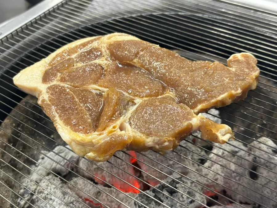 쌈채소에 싸 먹는 숯불 삼겹살