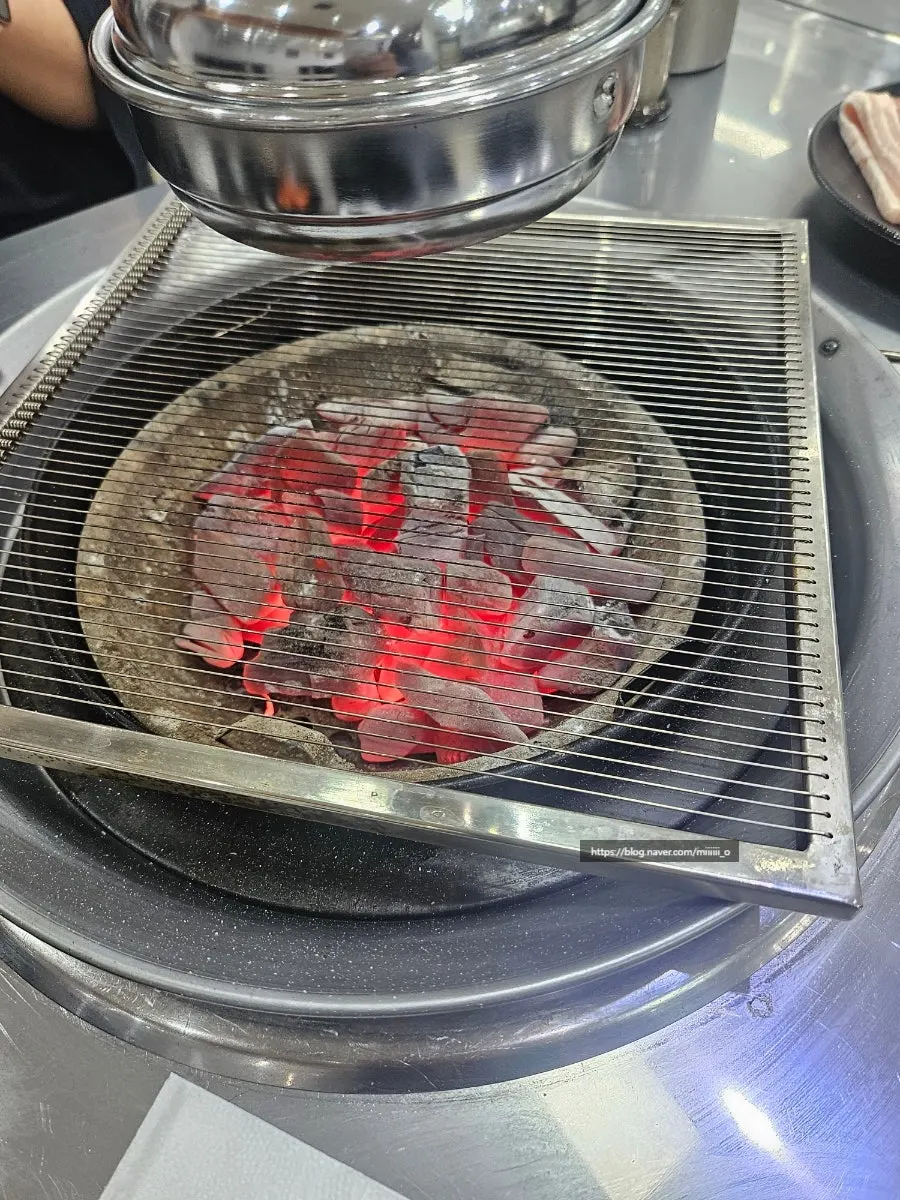 숯불 화로에 올린 장어 숯불구이