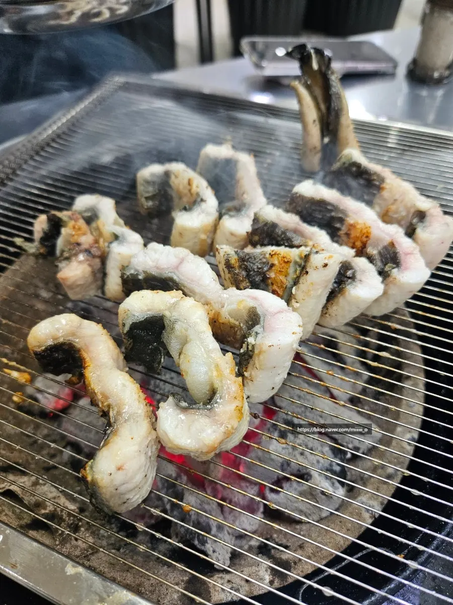 단면을 세워 굽는 수원 장어