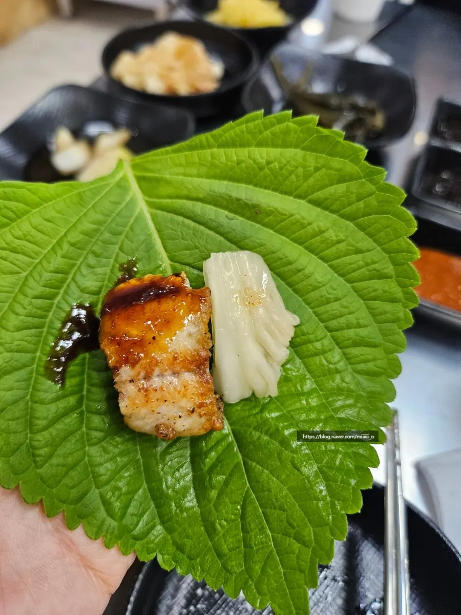 깻잎에 싼 장어와 백묵은지