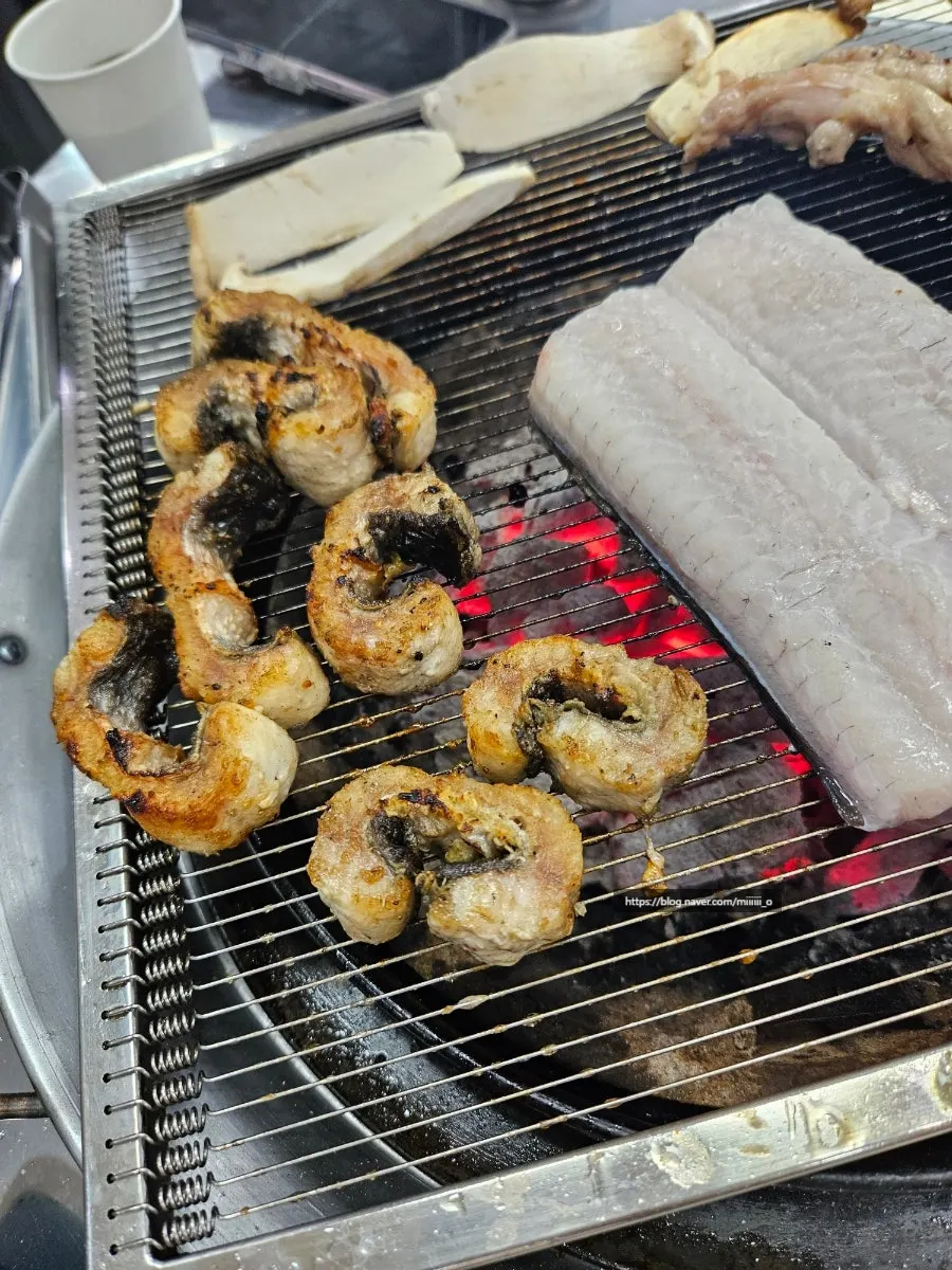 통통하게 구워진 무한리필 민물장어