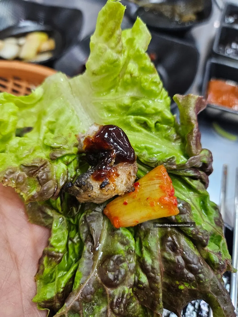 대파김치와 함께 놓인 장어 구이