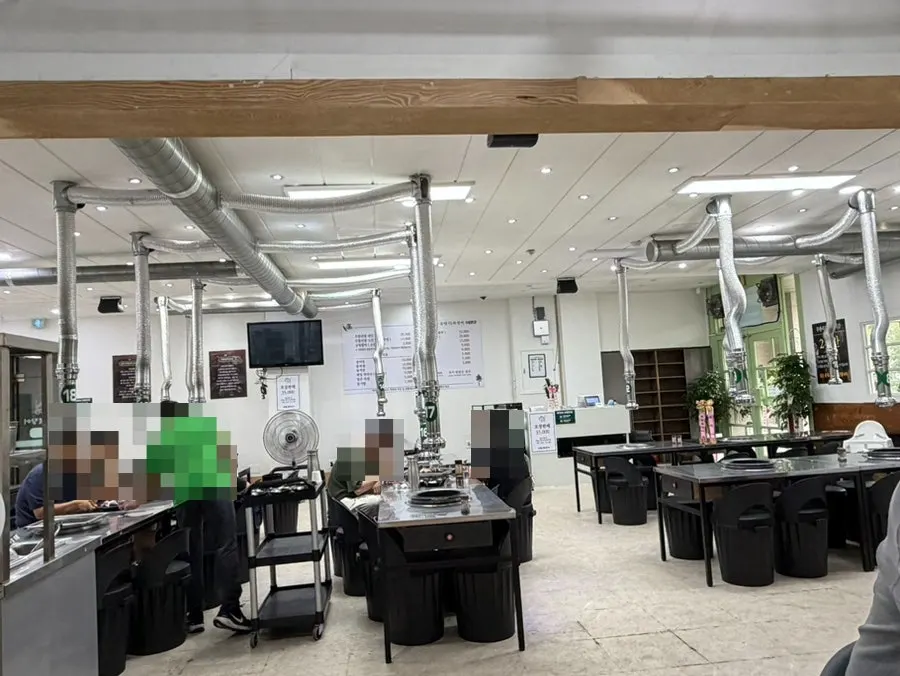 Spacious, open dining hall at Songnim Bok Jangeo Suwon Main Branch