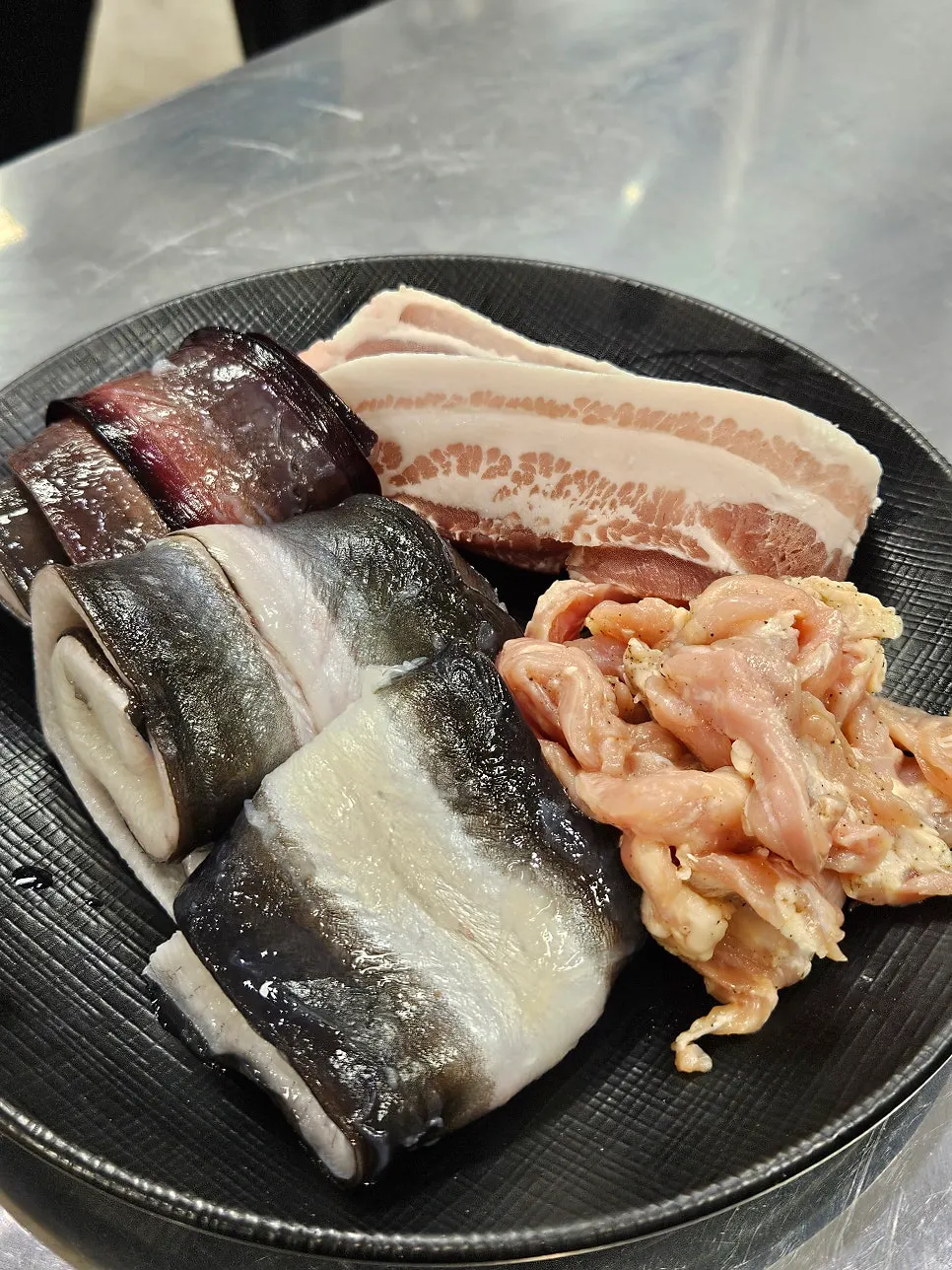 장어와 삼겹살 닭목살 첫 접시
