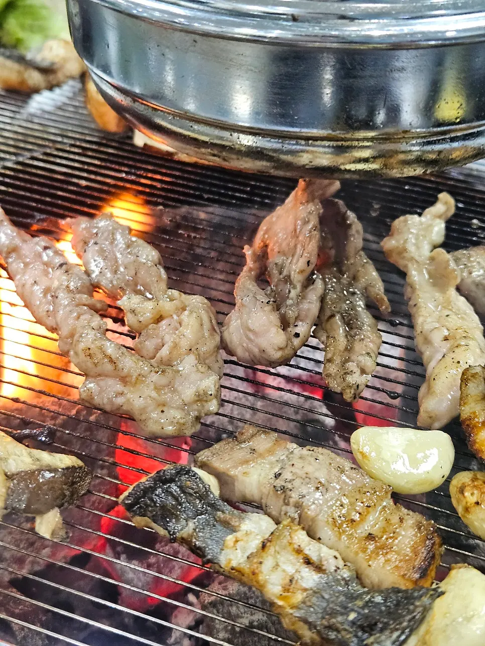 노릇하게 구운 장어 한 점