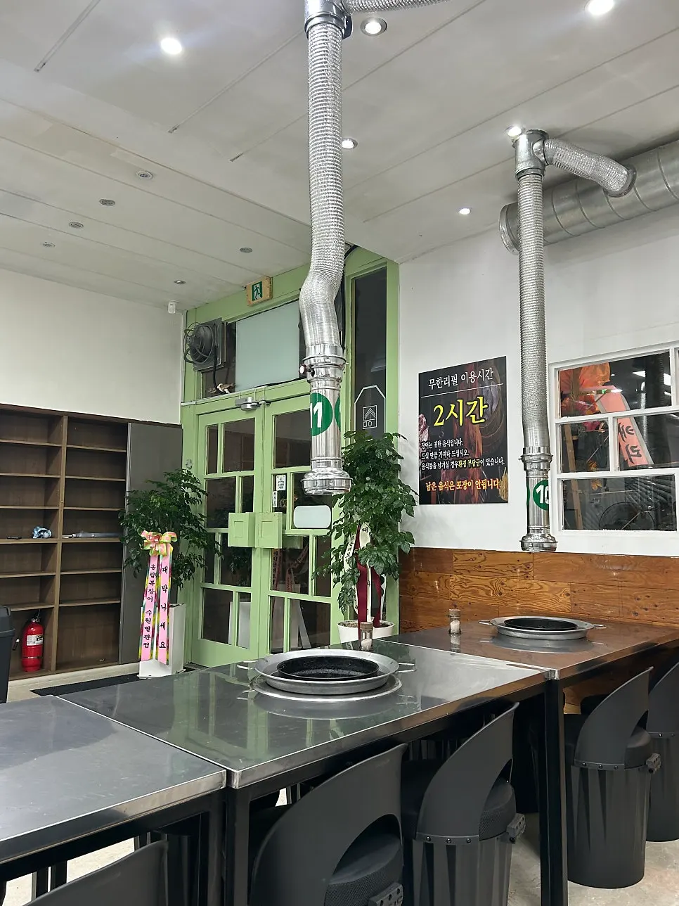 Spacious, clean tables inside Songnim Bok Jangeo