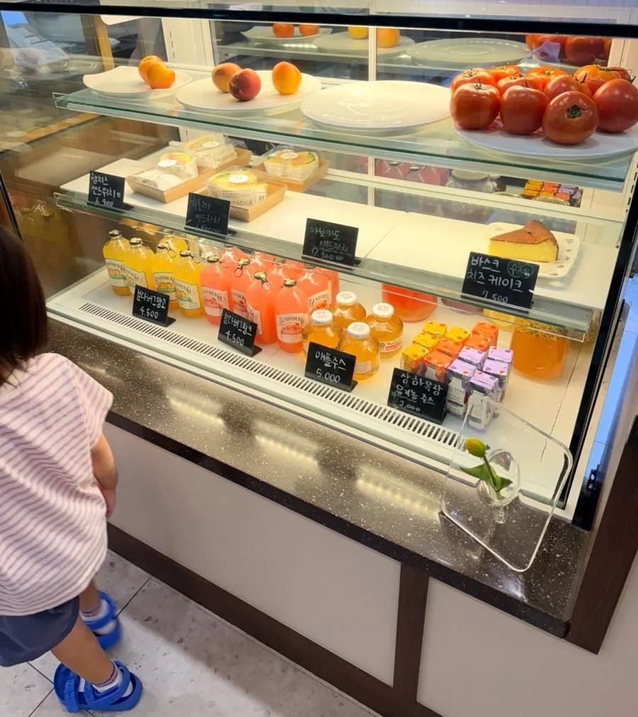 카운터에 진열된 베이커리 메뉴