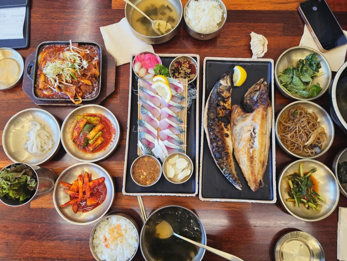 고등어회와 생선구이가 함께 나온 명품정식 한 상