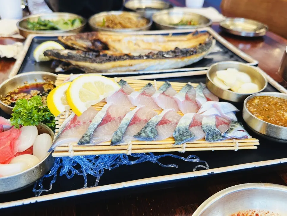 접시에 담긴 고등어회