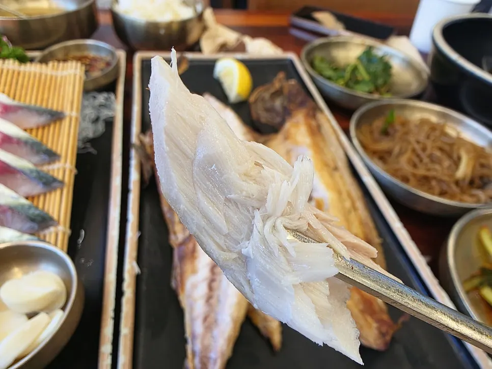 살을 발라 밥 위에 올린 생선구이
