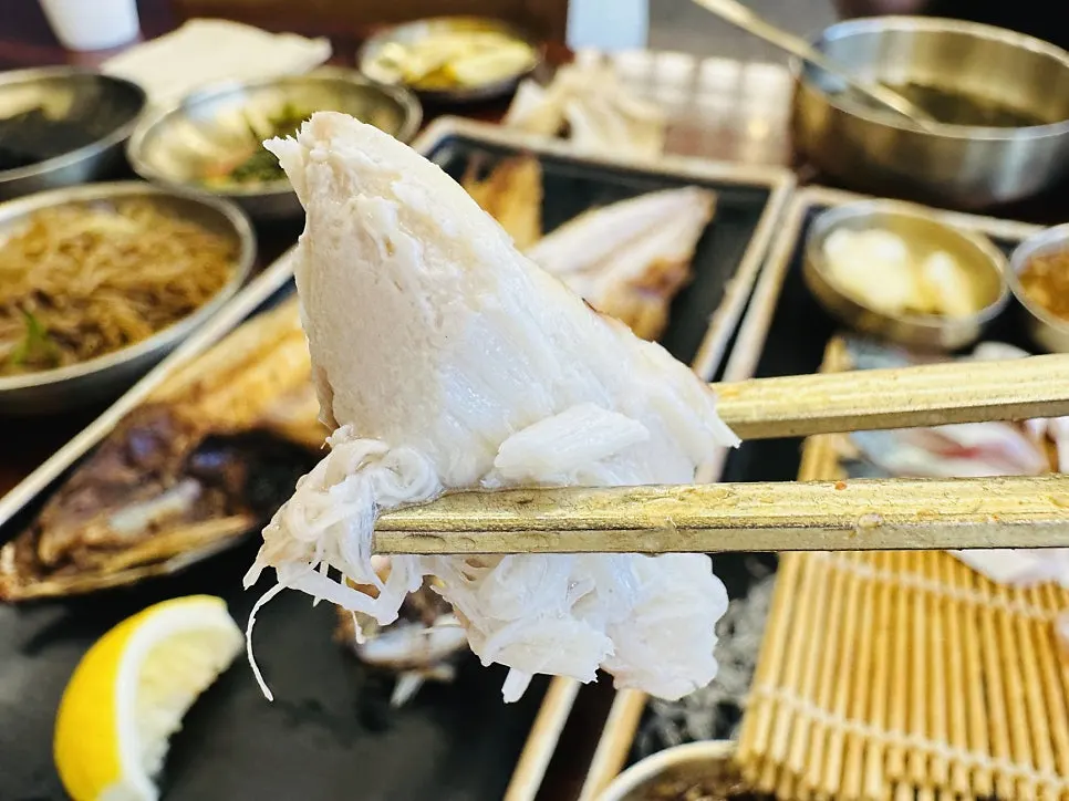 노릇하게 구워진 생선 껍질 부분
