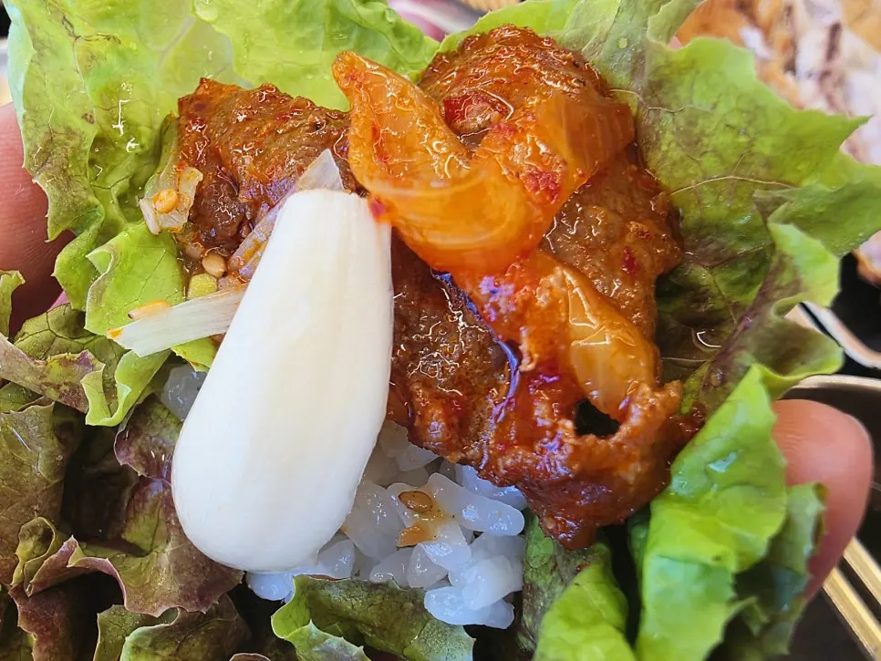 발라 먹은 생선구이 접시