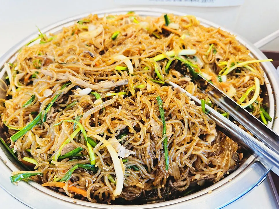 셀프바에서 담아 온 반찬 접시