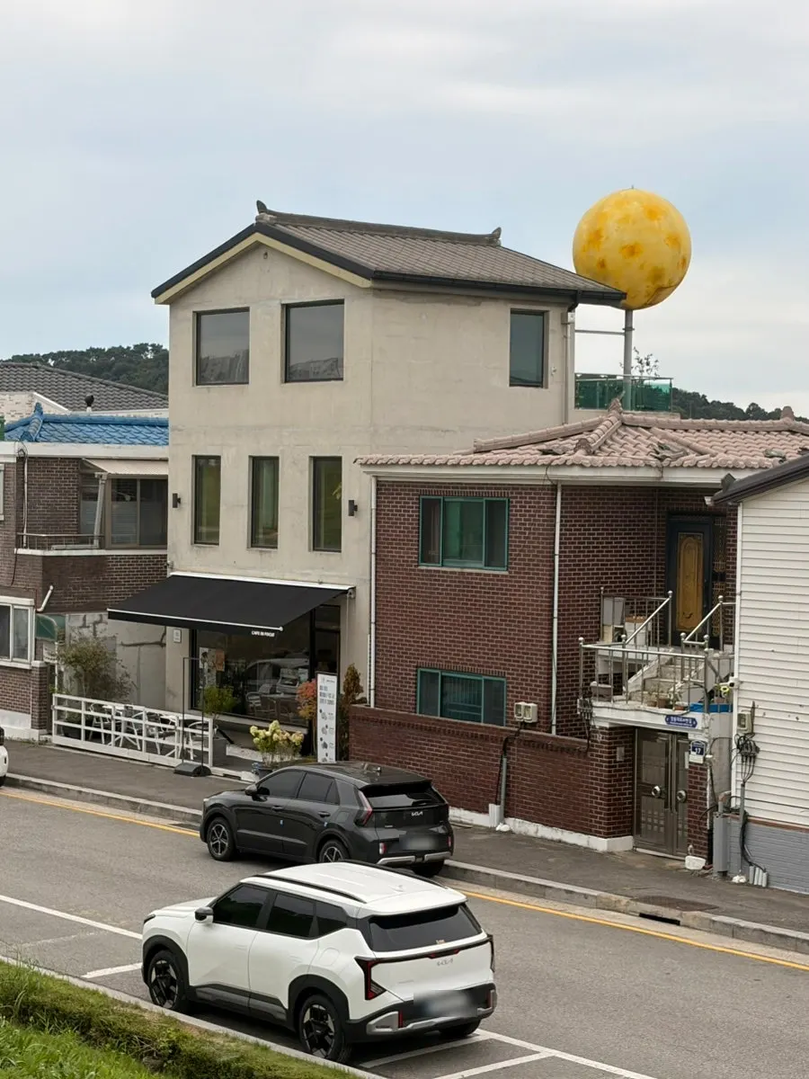 주변 풍경과 어우러진 카페 건물