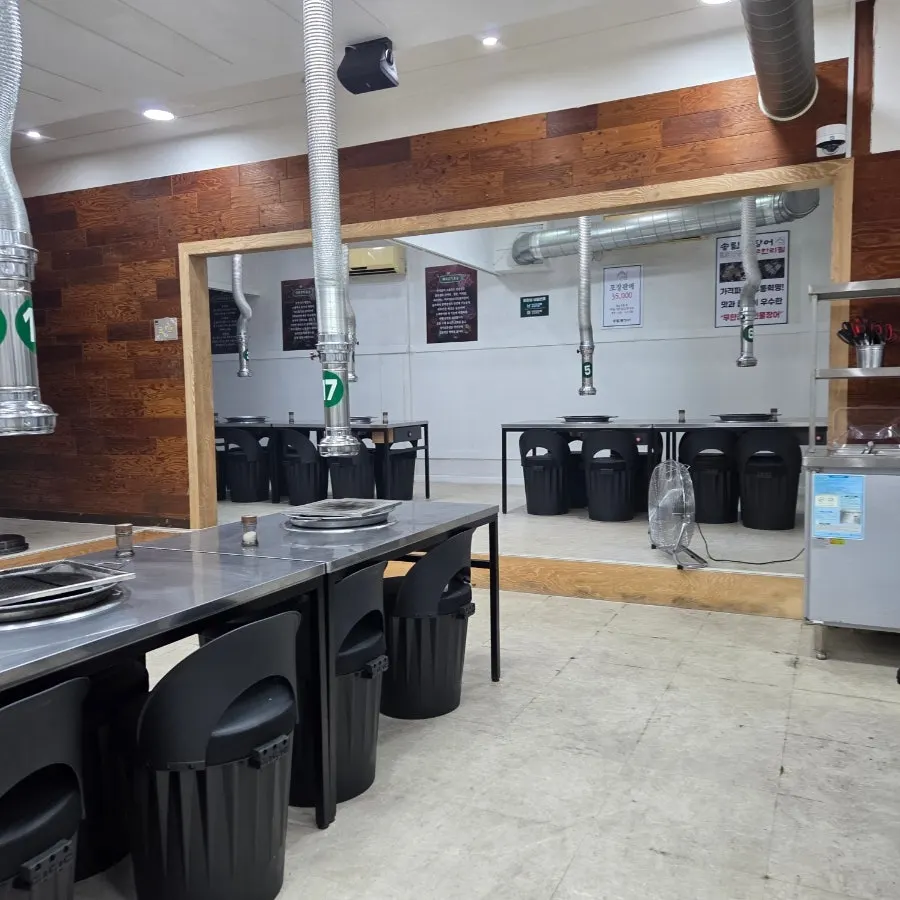 ภายในร้านที่จัดโต๊ะห่างกันสบายๆ