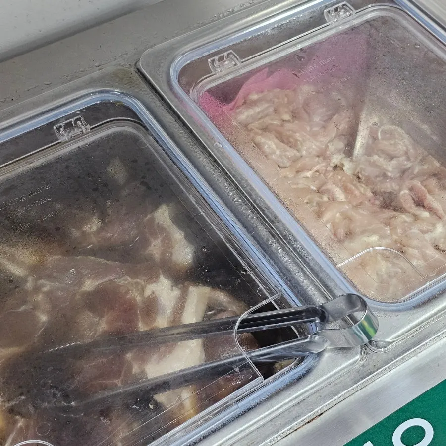 หมูสามชั้นและคอไก่ที่หยิบมาจากเซลฟ์บาร์