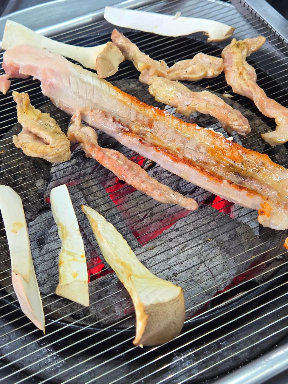 Charcoal-grilled pork belly served alongside