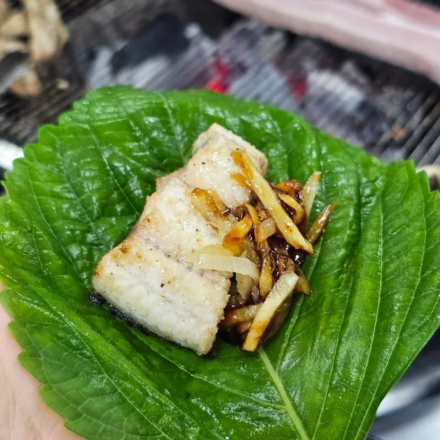 ห่อปลาไหลด้วยใบงา ขิงดอง และหัวหอมดอง