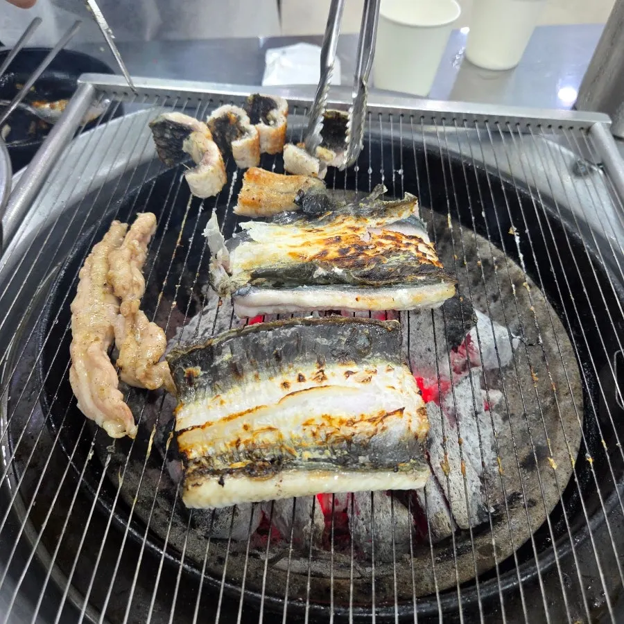 โต๊ะของ Songnim Bok Jangeo หลังมื้ออาหารเสร็จสิ้น