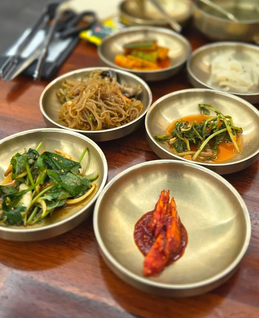 메인 전 상 가득 차려진 반찬