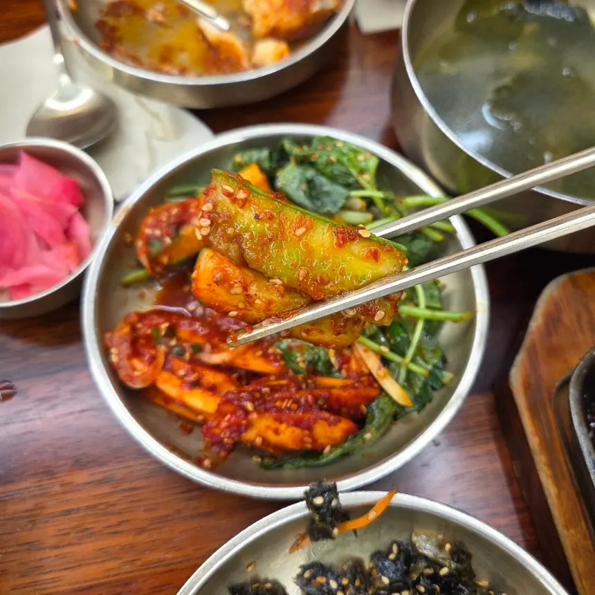 잡채와 참나물 반찬