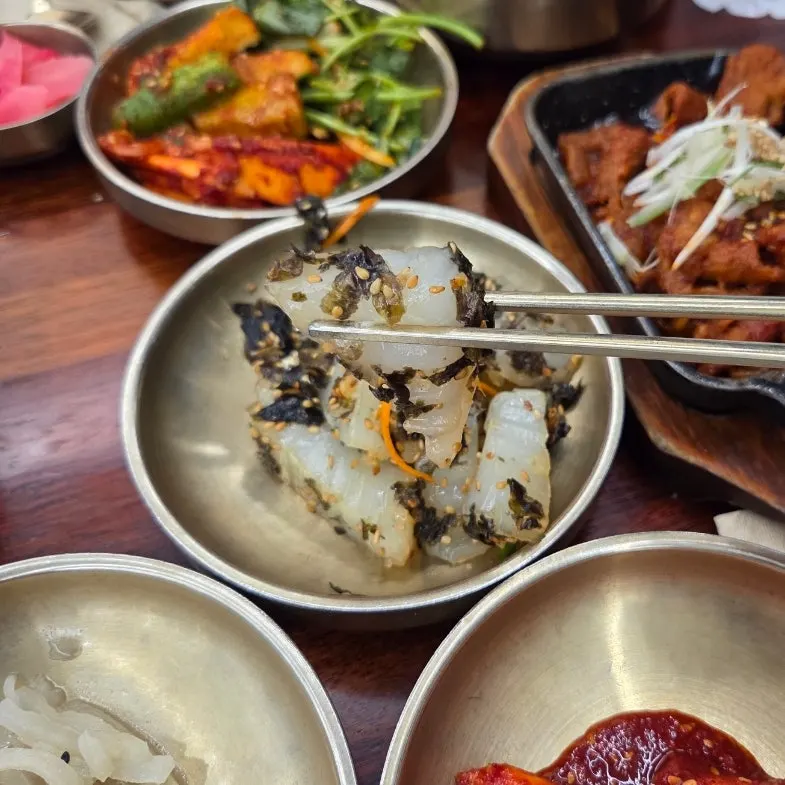 오이무침과 청포묵무침 반찬