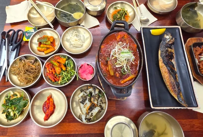 고등어구이와 갈치조림이 놓인 한 상