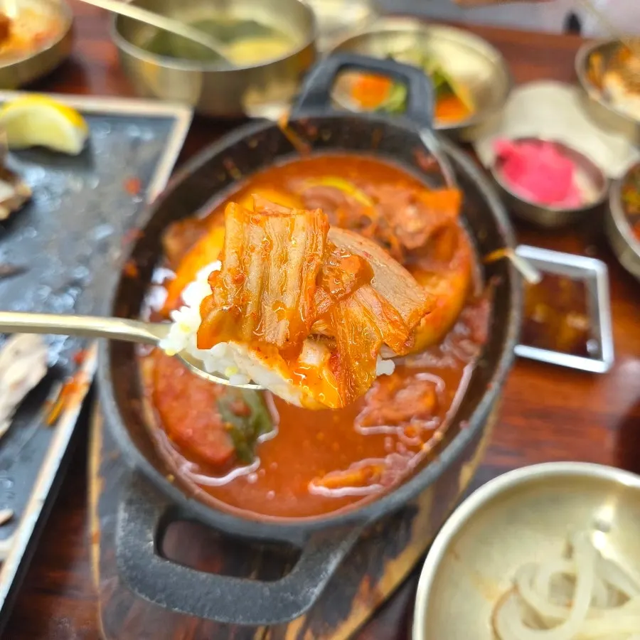 양념을 머금은 갈치조림 묵은지