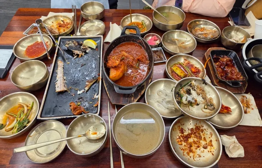 갈치조림과 반찬을 곁들인 식사 상