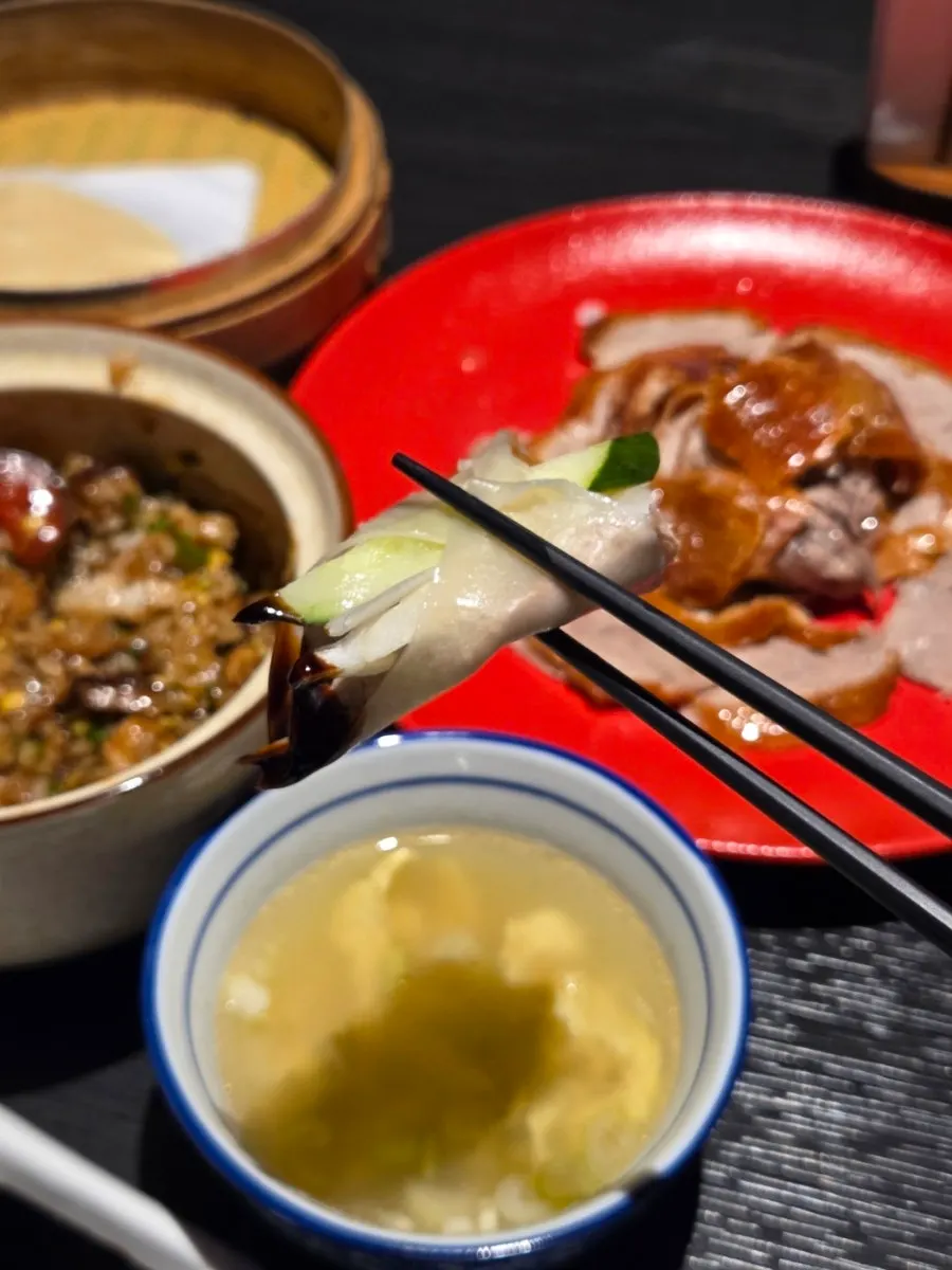 특제 야장소스와 함께 차려진 북경오리 반마리
