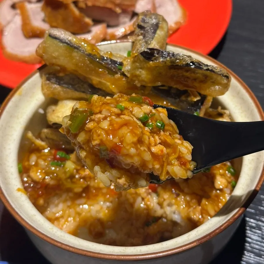 Fish-fragrant eggplant rice bowl covered in chili sauce