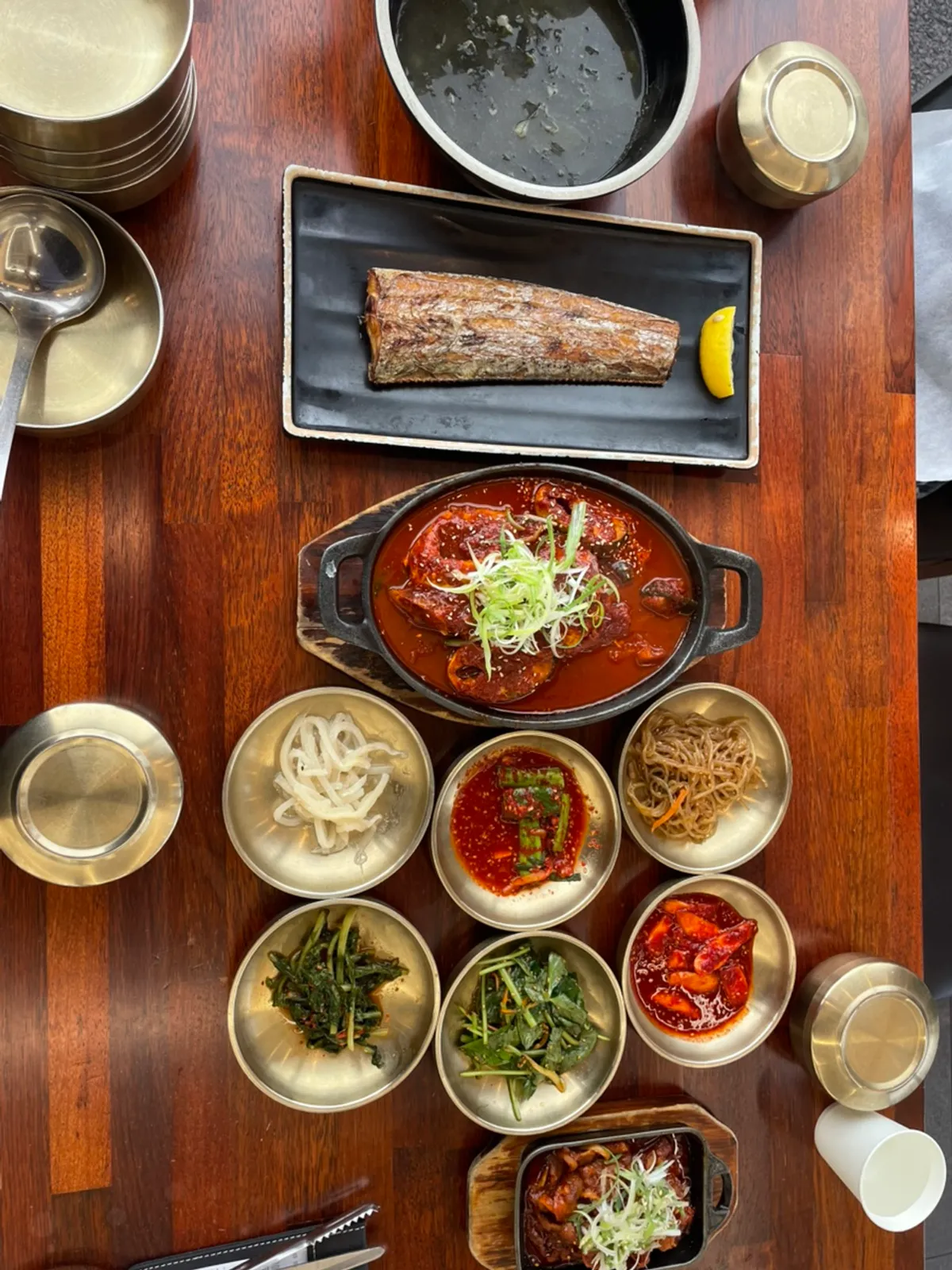 고등어조림과 갈치가 차려진 한상 차림